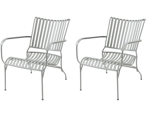 Zwei Gartenstühle aus Metall mit Armlehnen und Lattenstruktur