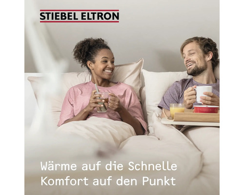 "Paar genießt Getränke im Bett