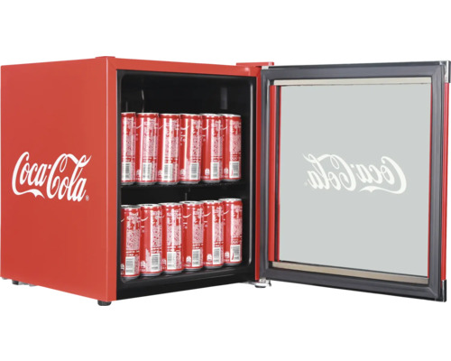 Getränkekühlschrank gefüllt mit Getränkedosen, Coca-Cola Logo
