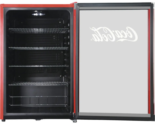 Offener Getränkekühlschrank mit Coca-Cola Logo und Regalen