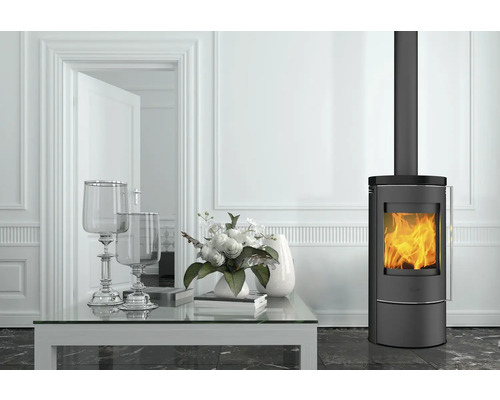 Kaminofen in einem hellen Wohnraum mit Tisch und Dekoration