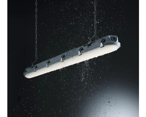 Feuchtraumleuchte mit Kette unter Wasser