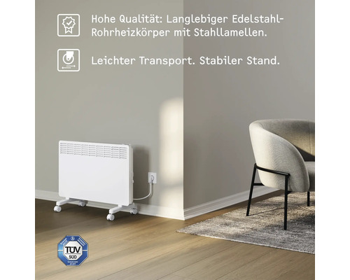Weißer Konvektor-Heizkörper mit Rollen und TÜV Süd Siegel in einem Raum