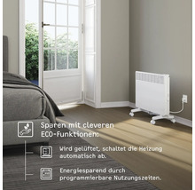 Szene eines Zimmers mit einem weißen Elektroheizkörper auf Rollen