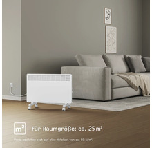 Weißer Heizkörper im Wohnzimmer auf Rollen für eine Raumgröße von circa 25 Quadratmetern