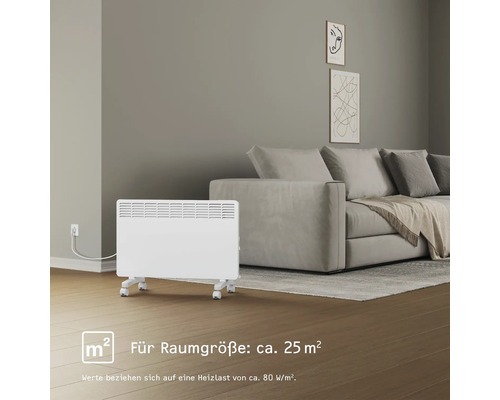 Weißer Heizkörper im Wohnzimmer auf Rollen für eine Raumgröße von circa 25 Quadratmetern