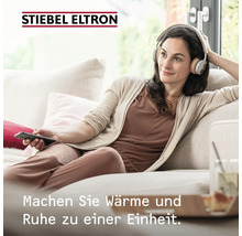Frau entspannt mit Kopfhörern auf dem Sofa, Stiebel Eltron Logo
