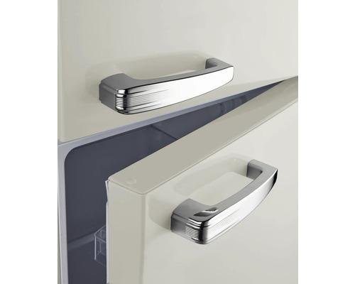 Detailansicht eines Kühlschranks mit verchromten Griffen