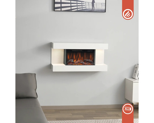 Wohnraum mit weißem elektrischen Wandkamin, der Wärme erzeugt.