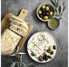 Brot, Oliven und Feta Käse auf Tellern und einem Schneidebrett