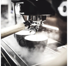 Espressomaschine beim Brühen von Espresso in zwei Tassen