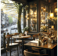 Restaurantterrasse mit Tischen, Stühlen und Blick auf die Straße