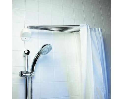 Duschvorhangstange mit Duschkopf und Duschvorhang im Badezimmer