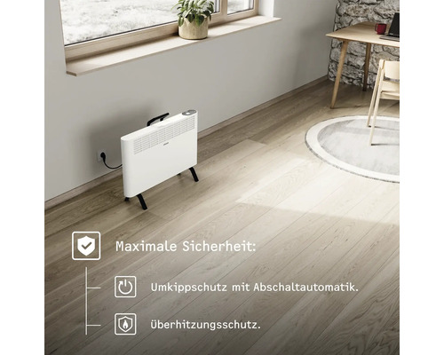 Weißer Konvektor-Heizkörper mit Überhitzungsschutz und Kippschutz im Wohnzimmer.