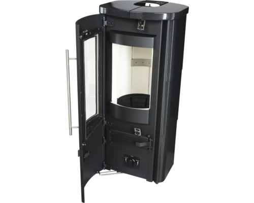 Kaminofen mit offener Tür zur Brennkammer