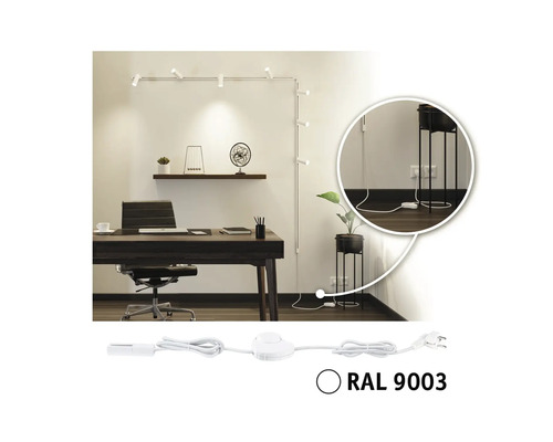 Büro mit Schreibtisch, Bürostuhl und linearer Deckenleuchte mit mehreren Strahlern