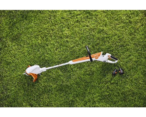 Akkubetriebener Rasentrimmer mit zwei Akkus auf Rasen