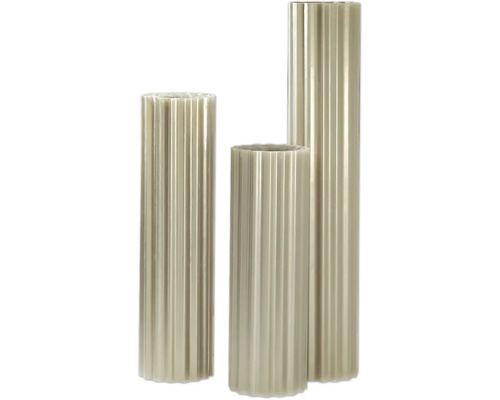 Drei gerillte Kerzen in unterschiedlichen Höhen