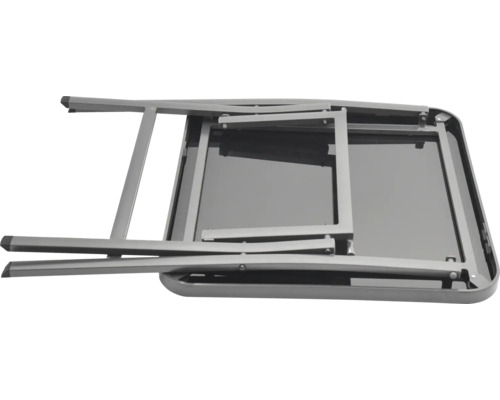Zusammengeklappter Klapptisch aus Metall