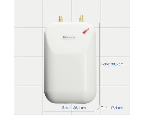 Weißer Warmwasserspeicher mit Maßangaben an einer gefliesten Wand