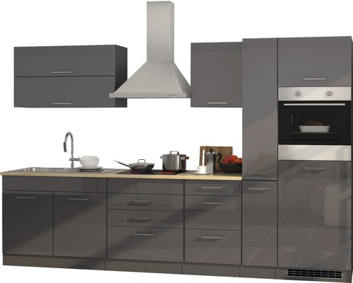 Komplette Küche mit Spüle, Herd, Dunstabzugshaube und Backofen