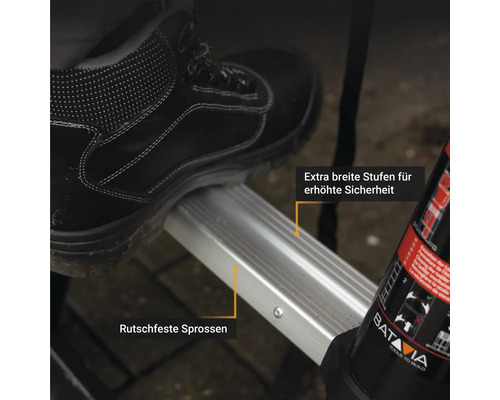 Detailaufnahme einer Leiter mit breiten, rutschfesten Stufen unter einem Fuß in einem Sicherheitsschuh