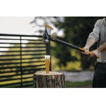 Holzspalter auf Holzscheit und Person mit Spalthammer