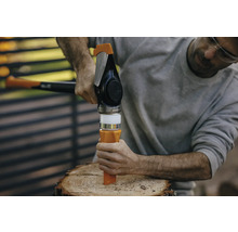 Ein Mann benutzt einen Holzspalter auf einem Holzscheit