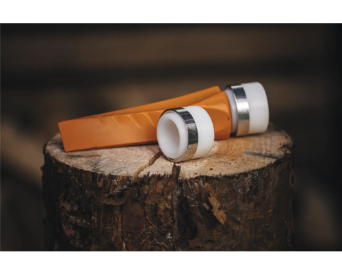 Holzspaltkeil aus Kunststoff mit zwei Schlagringen auf Holzscheit