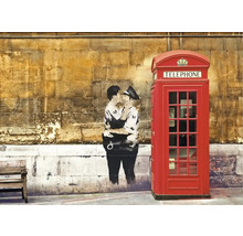 Banksy-Graffiti von zwei küssenden Polizisten neben einer roten Telefonzelle