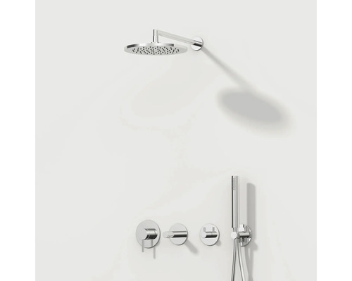 Duscharmatur mit Kopfbrause und Handbrause an der Wand