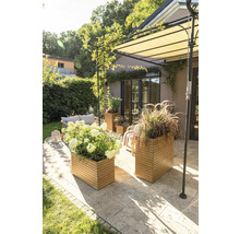 Terrasse mit Pflanzen in Holzkästen, Sitzbereich und Markise