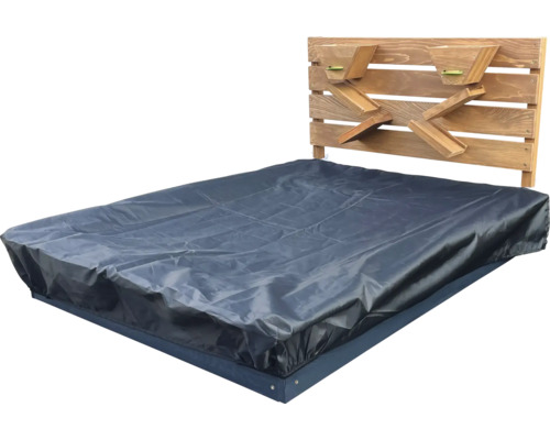 Bett mit hölzernem Kopfende und wasserdichter Abdeckung