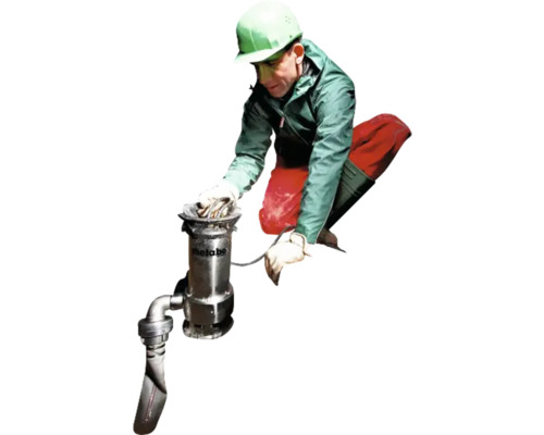 Arbeiter mit Metabo Pumpe für Bauarbeiten