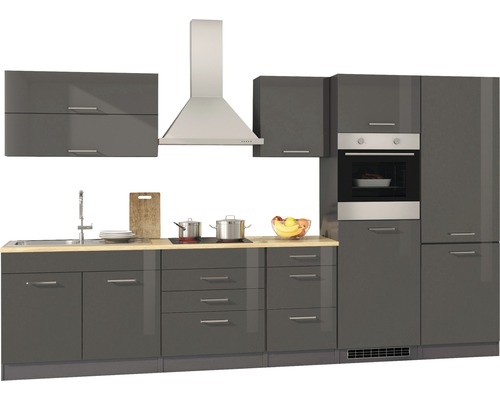 Moderne graue Einbauküche mit Spüle, Kochfeld, Dunstabzugshaube und Backofen