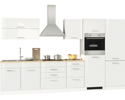 Helle Küche mit Spüle, Kochfeld, Dunstabzugshaube, Backofen und Schränken.