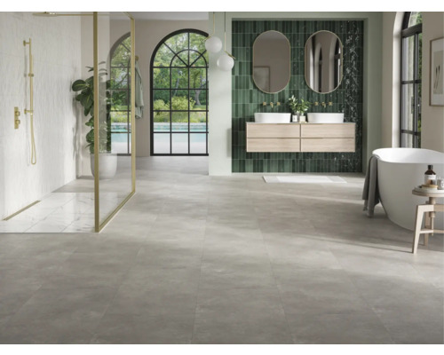Helles Badezimmer mit Dusche, Waschtisch, Spiegel und Badewanne