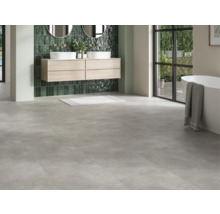 Helles Badezimmer mit Doppelwaschtisch, Spiegeln, Badewanne und Fliesenboden.