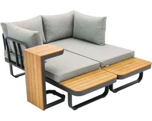 Gartenlounge mit grauem Stoffbezug und Beistelltischen aus Holz