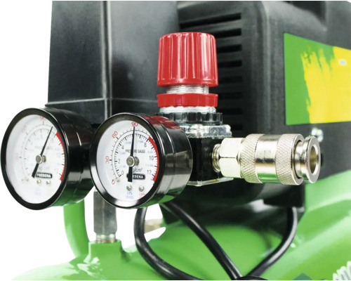 Detailansicht eines Druckluftkompressors mit Manometern, Druckminderer und Schnellkupplung.