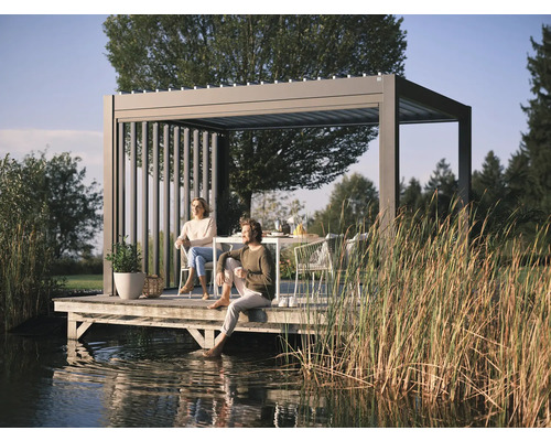 Szene mit einer Pergola auf einer Plattform am Wasser, auf der zwei Personen sitzen