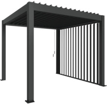Freistehende Pergola mit verstellbaren Lamellen und einer Seitenwand.