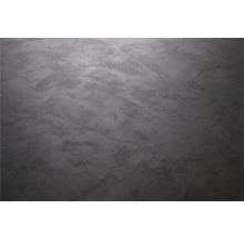 Nahaufnahme einer strukturierten, dunklen Wandgestaltung.