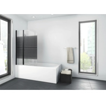 Badezimmer mit Badewanne, Badewannenaufsatz, Handtuchhalter und Wäschekorb für ein helles Ambiente