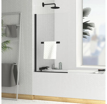 Badezimmer mit Badewannenaufsatz aus Glas, Handtuchhalter und Duschkopf