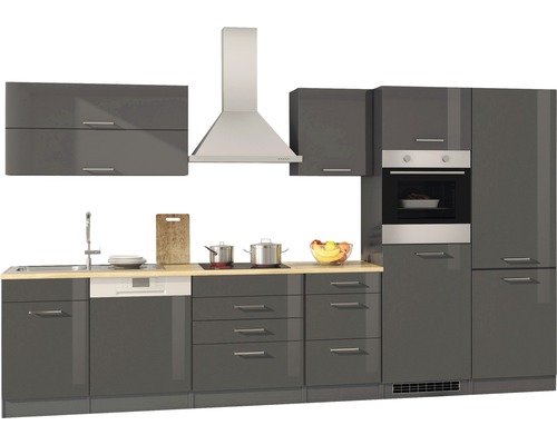 Komplette Küchenzeile mit Spüle, Kochfeld, Dunstabzugshaube und Einbaubackofen.