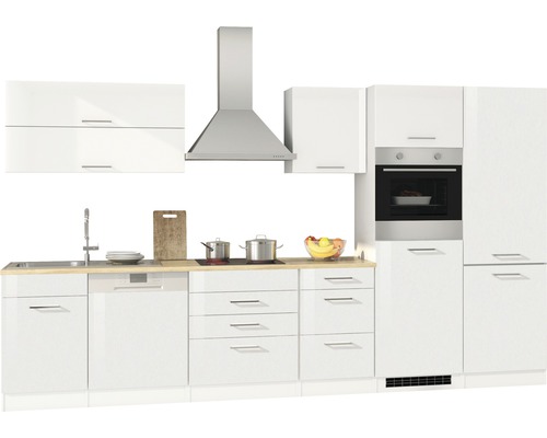 Komplette Küche mit Spüle, Geschirrspüler, Kochfeld, Dunstabzugshaube, Backofen und Schränken in einem hellen und modernen Design.