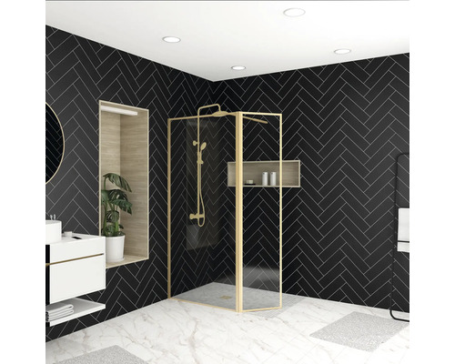 Modernes Badezimmer mit schwarzem Fischgrätmuster an den Wänden, einer goldenen Duschkabine und weißen Marmorfliesen.