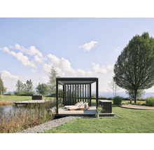 Szene mit einer modernen Pergola, Liegestühlen und einer Gartentruhe am See