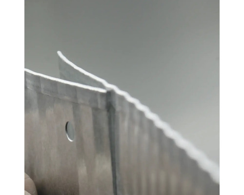 Detailansicht eines Aluminium Kühlkörpers mit Kühlrippen und Befestigungsbohrung